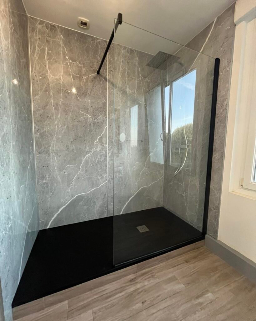 Projet de salle de bain sur la commune de Loc Eguiner Saint Thegonnec Remplacement d’une baignoi Projet de salle de bain sur la commune de Loc Eguiner Saint Thegonnec Remplacement d’une baignoi